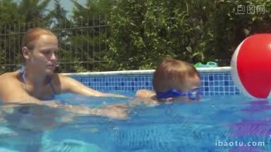 母子在游泳池里，儿子在学习游泳